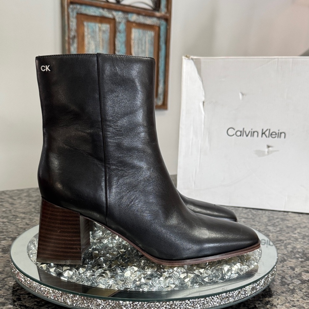 Calvin Klein leather Black square toe Heeled Boots EUC 9.5